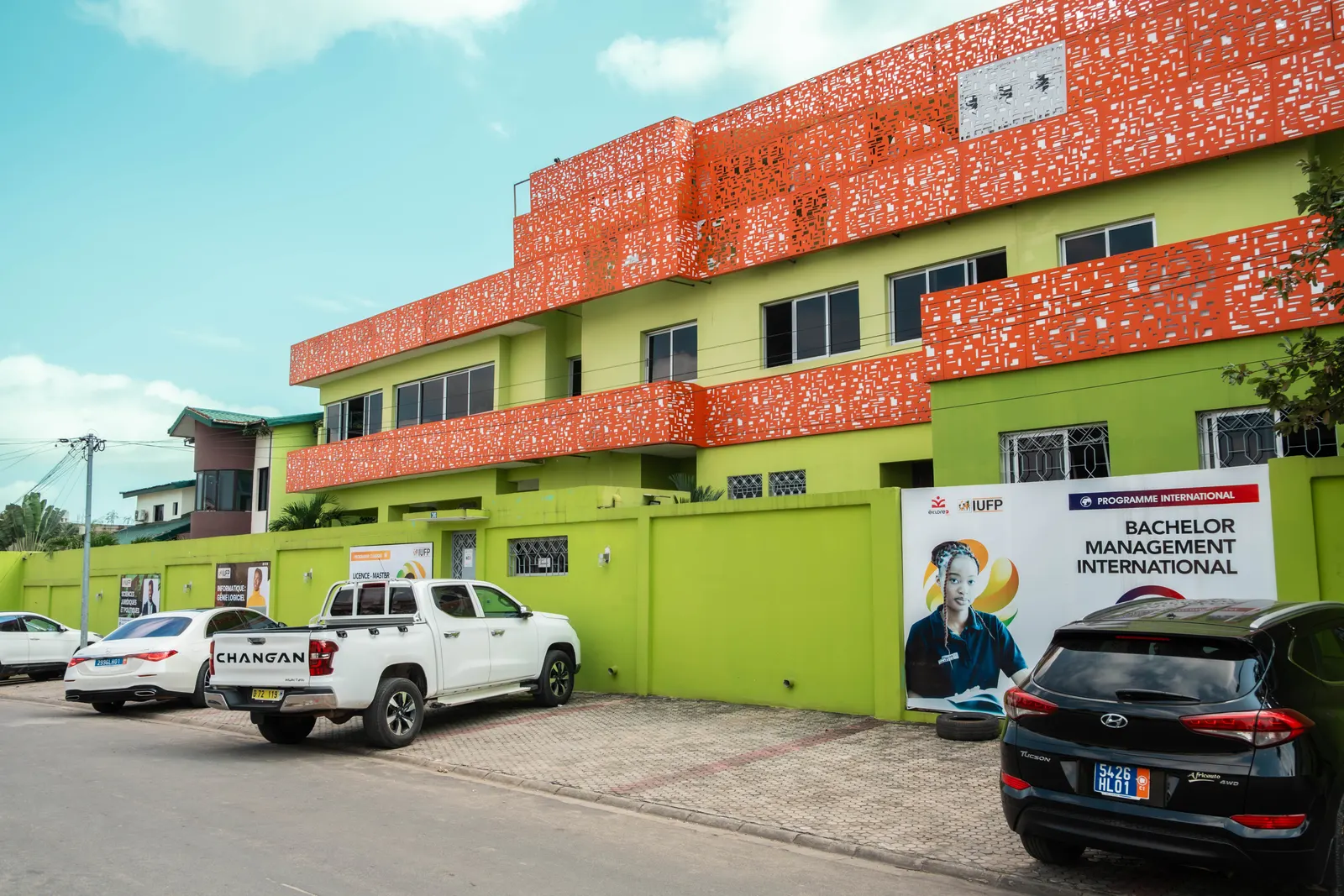 Vue aérienne du campus Institut Universitaire du Groupe Fred & Poppée à Riviera Attoban, Abidjan