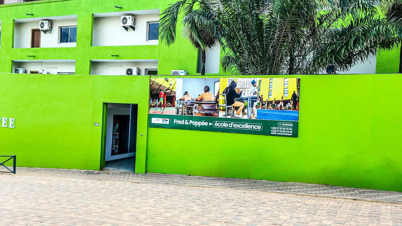 Vue aérienne du campus du Lycée Français Fred & Poppée à Riviera Attoban, Abidjan