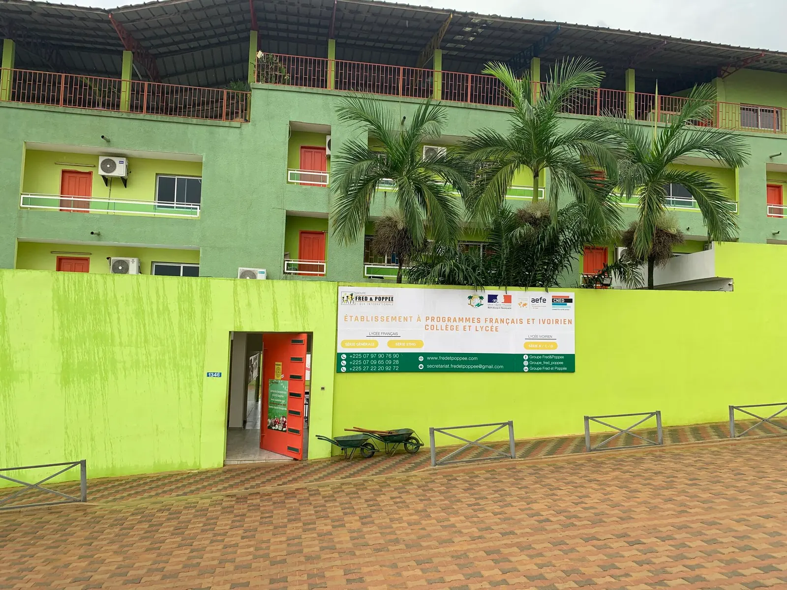 Vue aérienne du campus Lycée Ivoirien du Groupe Fred & Poppée à Riviera Attoban, Abidjan