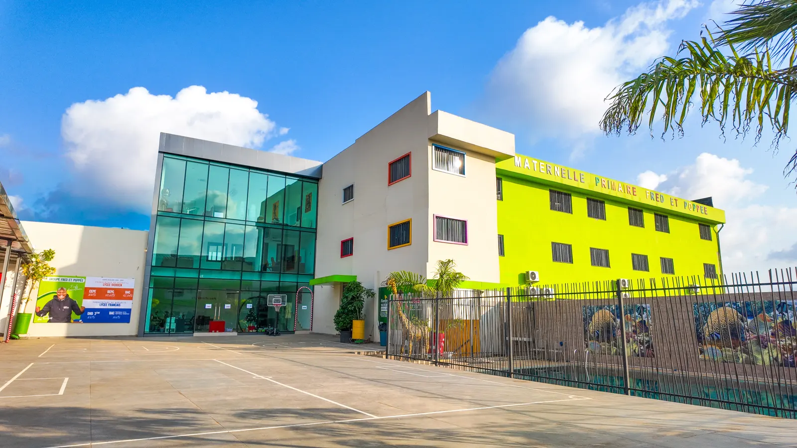 Vue aérienne du campus Maternelle & Primaire du Groupe Fred & Poppée à Riviera Attoban, Abidjan