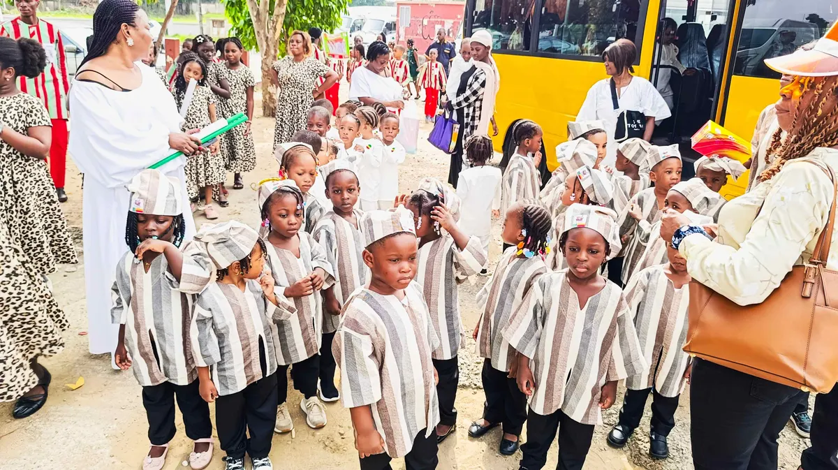 Élèves de la Maternelle & Primaire Fred & Poppée dans la cour de l’école à Riviera Attoban
