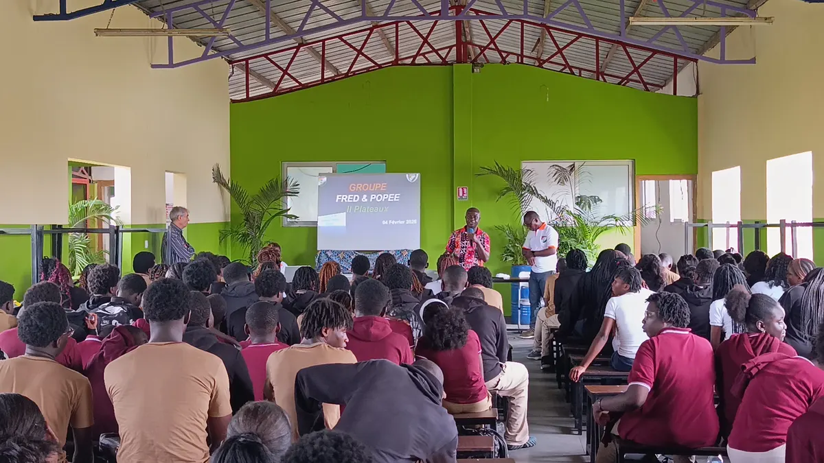 Élèves du Lycée Français Fred & Poppée en activité scolaire sur le campus d’Abidjan