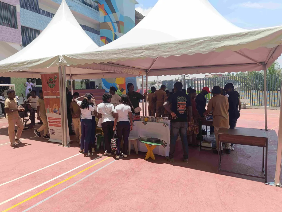 Vie scolaire au Lycée Ivoirien Fred & Poppée — élèves entre deux cours, Riviera Attoban