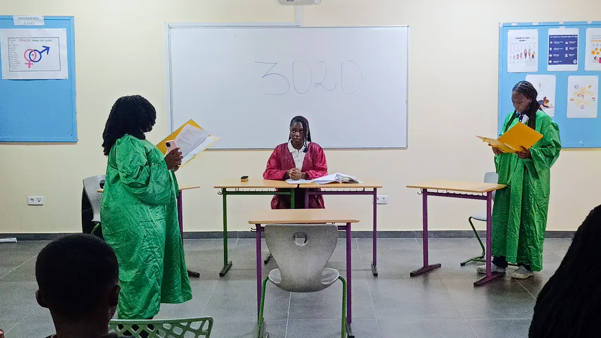 Étudiants de l’Institut Universitaire Fred & Poppée en séance de travail sur le campus d’Abidjan